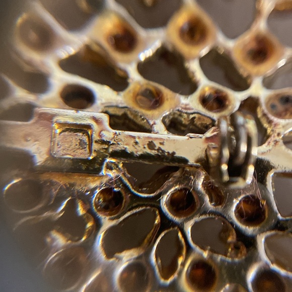 Vintage gold & red glass brooch.  Final !  2.25" x 2" - Picture 8 of 11